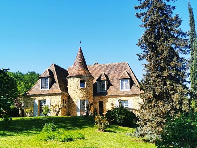 Maison à vendre à LALINDE 24150 Dordogne Aquitaine France: Maison périgourdine près de la Dordogne. Spacieuse maison indépendante située dans un jardin privé avec piscine, grande terrasse et cuisine d'été.<br />
<br />
Superbe maison en pierre avec une tour de c...