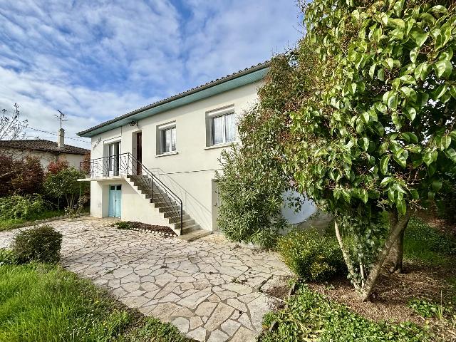 House&nbsp;for sale&nbsp;BIAS 47300 Lot-et-Garonne Aquitaine France: House on large plot, close to amenities. Ideally located close to all amenities, this detached 2-storey house offers spacious accommodation. Set on a plot of around 1154 m², its many features will wi...