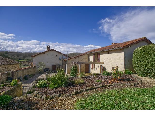 Haus&nbsp;zu verkaufen in&nbsp;SAINT-GOURSON 16700 Charente Frankreich. Schönes, geräumiges Steinhaus mit angeschlossenem Gästehaus in einem Weiler in der Nähe von Verteuil-sur-Charente. Dieses herrliche Steinanwesen liegt versteckt in einem hübschen Weiler in der h�...