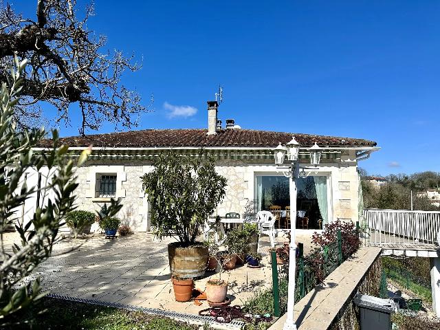 House for sale AUBETERRE-SUR-DRONNE 16390 Charente Poitou-Charentes France: Panoramic views in a sought after listed village. With one of the best views in the village of Aubeterre sur Dronne, this property has two levels with panoramic views over the river Dronne and surroun...