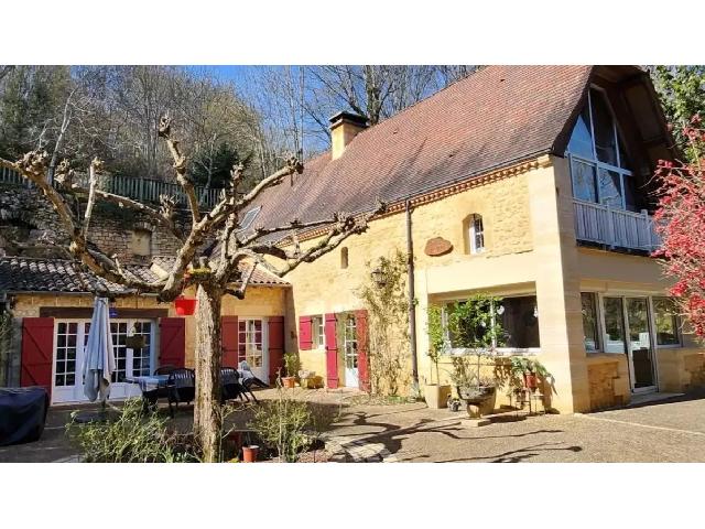 Huis te koop in&nbsp;SARLAT-LA-CANÉDA 24200 Dordogne Aquitaine Frankrijk: Atypisch huis in de rots gebouwd, omgeven door bos. In La Roque Gageac, gebouwd op de rots, omgeven door tuinen en bossen, met privacy en uitzicht op het platteland, op slechts 10 minuten van Sarlat. ...