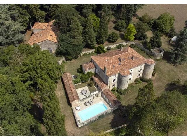 Haus&nbsp;zu verkaufen in&nbsp;PARTHENAY 79200 Deux-Sèvres Frankreich. Wunderschön renoviertes mittelalterliches Schloss. Ein wunderschön renoviertes mittelalterliches Schloss in West Deux Sèvres, in der Nähe eines Dorfes mit Geschäften und einer Bäckerei und einge...