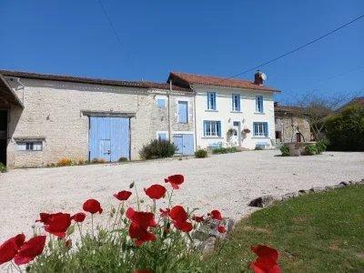 Haus zu verkaufen in VENTOUSE 16460 Charente Frankreich. Landhaus mit Swimmingpool. Dieses beliebte Haus liegt in einem ländlichen Weiler und doch in der Nähe aller Annehmlichkeiten. Es verfügt über mehr als einen Hektar Land, einen 9 x 4 m großen Pool...
