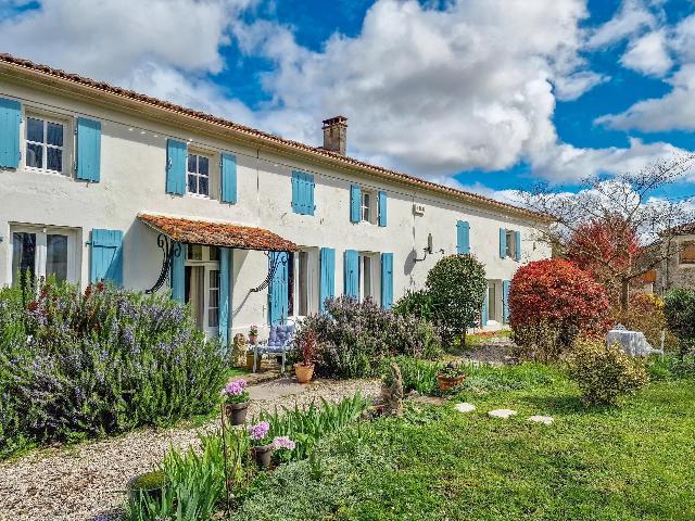 Huis te koop in MATHA 17160 Charente-Maritime Poitou-Charentes Frankrijk: Heerlijke stenen woning op het zuiden met vrij uitzicht. EXCLUSIEF BIJ BEAUX VILLAGES! Dit mooie pand ligt aan de rand van het dorp en biedt een vrij uitzicht zonder directe buren. Het pand is momente...