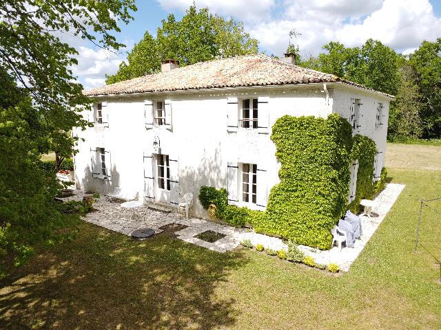 Maison à vendre à LAUZUN 47410 Lot-et-Garonne Aquitaine France: Bel ensemble comprenant une maison de campagne avec piscine et une maison Perigourdine. Située dans une position élevée avec des vues ouvertes sur la campagne environnante, cette grande propriété...