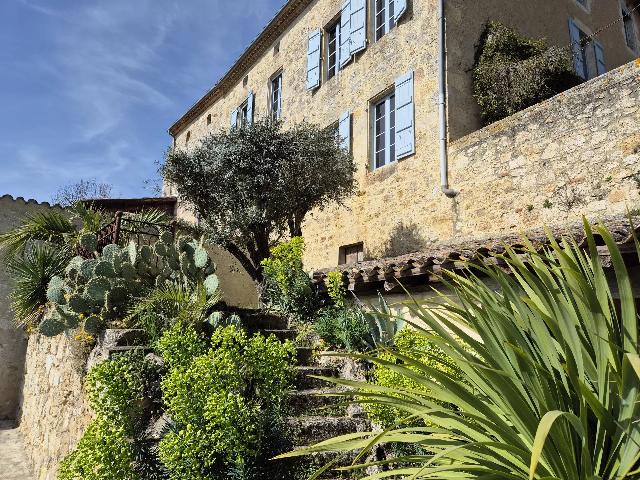 Ferienhaus/Pension&nbsp;zu verkaufen in&nbsp;MIRADOUX 32340 Gers Frankreich. Schönes formelles Dorfhaus mit Pool und Gästehaus. Hervorragendes, formelles Dorfhaus mit Swimmingpool und Gästehaus, gelegen an den Stadtmauern eines Dorfes mit Schule, Geschäften und Restaurant,...