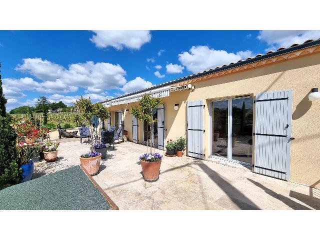 Haus&nbsp;zu verkaufen in&nbsp;SAINT-ÉMILION 33330 Gironde Frankreich. Schöner 3-Bett-Bungalow in fantastischer Lage. Eingebettet in die malerischen Weinberge von Saint Emilion, die zum UNESCO-Weltkulturerbe gehören, bietet dieses moderne Meisterwerk den Inbegriff zeit...