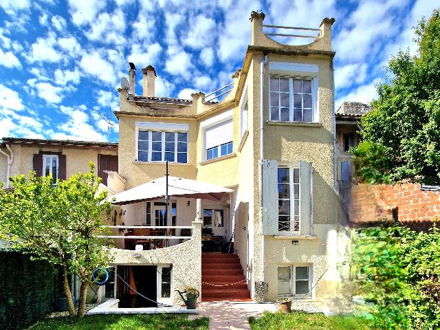 Maison &agrave; vendre &agrave;&nbsp;LAUZUN 47410 Lot-et-Garonne Aquitaine France: Importante maison de ville de 4 chambres / 3 salles de bain avec jardin. Impressionnante maison de ville, à deux pas de Lauzun.<br />
<br />
Répartie sur 4 étages, cette propriété offre 4 chambres doubles ...