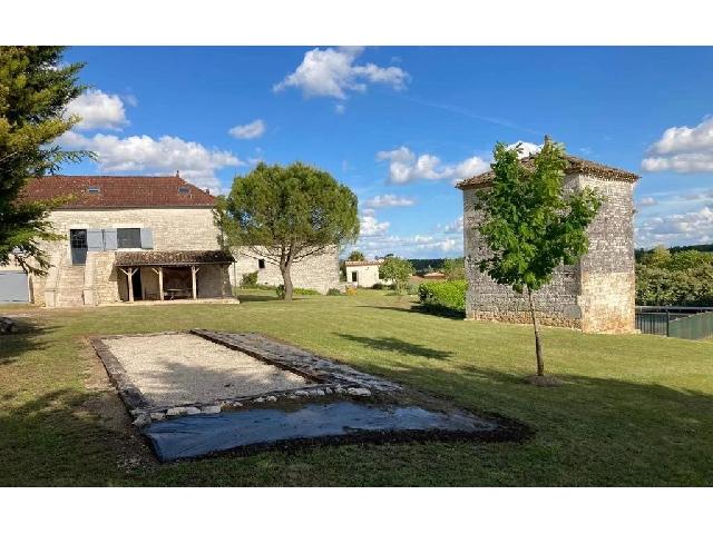 Huis te koop in&nbsp;MONTAIGU-DE-QUERCY 82150 Tarn-et-Garonne Midi-Pyrénées Frankrijk: Prachtig gerenoveerd stenen huis met 6 slaapkamers en zwembad in het idyllische Quercy Blanc. Ontdek dit betoverende, volledig gerenoveerde stenen huis met 6 slaapkamers, een zwembad en genesteld in e...