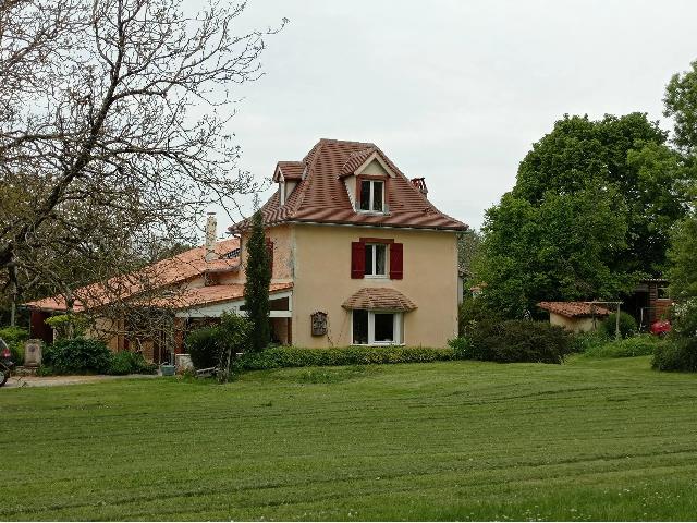 Huis te koop in RIBÉRAC 24600 Dordogne Aquitaine Frankrijk: Rand van stadseigendom in parktuinen. We presenteren dit ruime pand met vijf slaapkamers op de markt, gelegen op iets meer dan 5700 m2 grond dat toegankelijk is via elektrische poorten.<br />
Bij aankomst ...