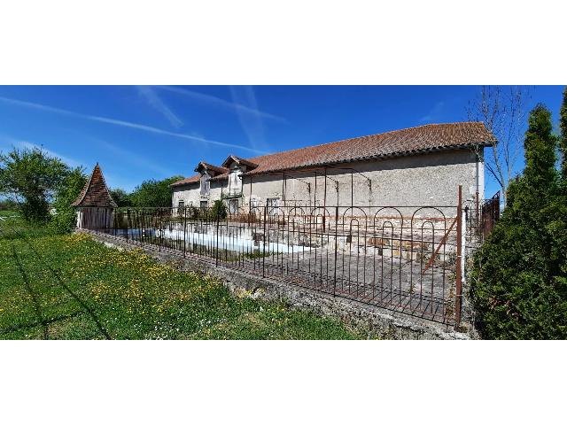Haus&nbsp;zu verkaufen in&nbsp;VILLENEUVE-SUR-LOT 47300 Lot-et-Garonne Frankreich. Schöne Scheune mit Baugenehmigung in ruhiger Umgebung. Hervorragende Scheune mit über 300 m² auf zwei Ebenen, die umgebaut werden soll. Eine schöne Terrasse mit einem zu restaurierenden Swimmingpo...