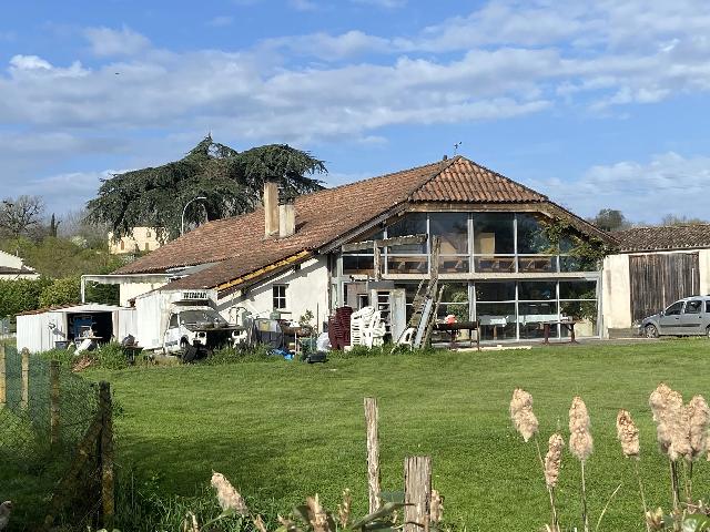 Haus&nbsp;zu verkaufen in&nbsp;MONFLANQUIN 47150 Lot-et-Garonne Frankreich. Dorfgebäude für großzügiges Wohnen oder gewerbliche Nutzung. Dorfgebäude, früher als Bar, Restaurant und Lebensmittelgeschäft genutzt. <br />
Eine großartige Gelegenheit, das Unternehmen neu zu gr�...