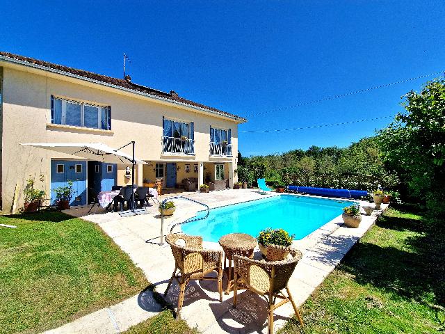 Maison à vendre à MIRAMONT-DE-GUYENNE 47800 Lot-et-Garonne Aquitaine France: SUPERBE SITUATION - maison de 3/4 chambres avec piscine, à pied du centre ville et du lac et des bois. Belle maison au centre de son propre jardin, nichée dans une petite ruelle paisible.<br />
Le sous-s...