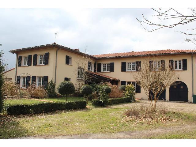 House&nbsp;for sale&nbsp;PONT-DE-LARN 81660 Tarn Midi-Pyrénées France: Beautiful property of more than 4 ha. Large house of 320 m2 configured in L shape.<br />
This beautiful house, in perfect condition has 14 rooms and 8 bedrooms. 2 large covered terraces on both sides of th...