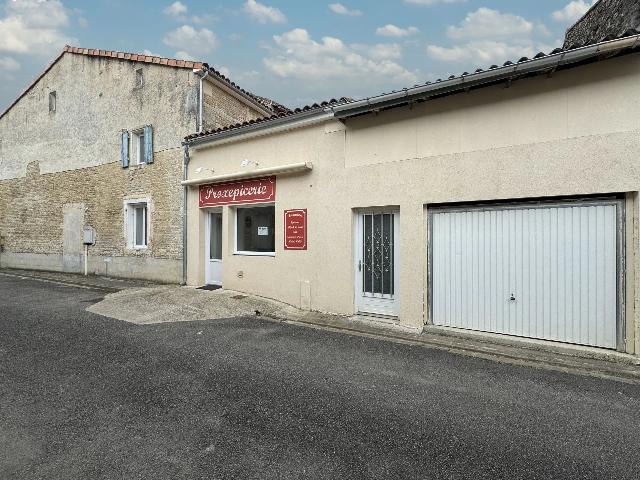 Gewerbe-Immobilie&nbsp;zu verkaufen in&nbsp;PAIZAY-NAUDOUIN-EMBOURIE 16240 Charente Frankreich. Ein Ladenlokal mit Garage und Möglichkeit für ein Haus mit 3 Schlafzimmern. Ein altes Lebensmittelgeschäft befindet sich in einem kleinen Dorf, weniger als 10 Autominuten von Villefagnan mit seinen...