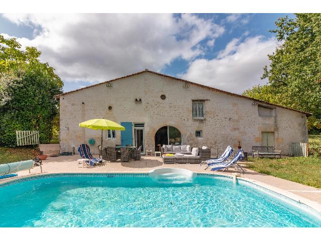 House&nbsp;for sale&nbsp;JONZAC 17500 Charente-Maritime Poitou-Charentes France: Beautiful Character property to update, in fabulous location with income potential (subject to permissions). EXCLUSIVE TO BEAUX VILLAGES! LOCATION, LOCATION, LOCATION and priced to sell! Set right on ...