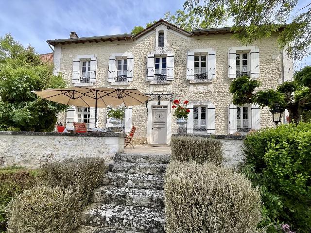 House&nbsp;for sale&nbsp;RIBÉRAC 24600 Dordogne Aquitaine France: An atmospheric property converted into a beautiful family home. Discover this jewel situated in a quiet hamlet. This unusual property still exudes the atmosphere of days gone by. <br />
<br />
As soon as you en...