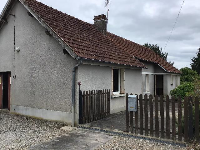 Maison à vendre à COULONGES 86290 Vienne Poitou-Charentes France: Maison de Village de plain-pied. Cette petite maison à rafraîchir et habitable de suite se trouve dans un village proche de Tilly à 15 minutes des commerces et une heure de Limoges avec l'aéroport...