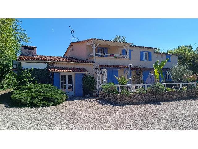Gites-Chambres-d-hotes te koop in VERTEUIL-SUR-CHARENTE 16510 Charente Poitou-Charentes Frankrijk: Groot potentieel voor bedrijfs- of gezinswoning. In het dorpje Verteuil dient dit pand, voorheen een hotel en restaurant, opgefrist te worden. Het heeft ca. 370 m² woonoppervlak en bestaat uit tien s...