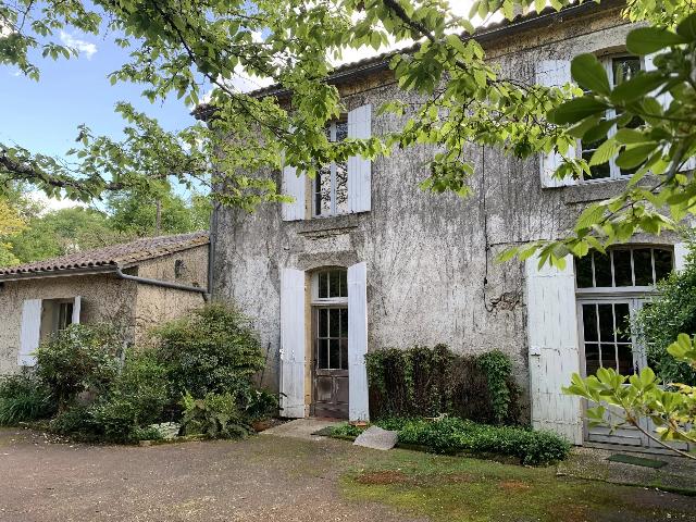 Haus&nbsp;zu verkaufen in&nbsp;SAINTE-FOY-LA-GRANDE 33220 Gironde Frankreich. Steinhaus mit 6 Schlafzimmern, Gästehaus und Nebengebäuden. Dieses Herrenhaus ist von 10 Hektar umgeben, durch das Grundstück fließt ein Bach. Obwohl es auf dem Land liegt, ist es dennoch in der N...