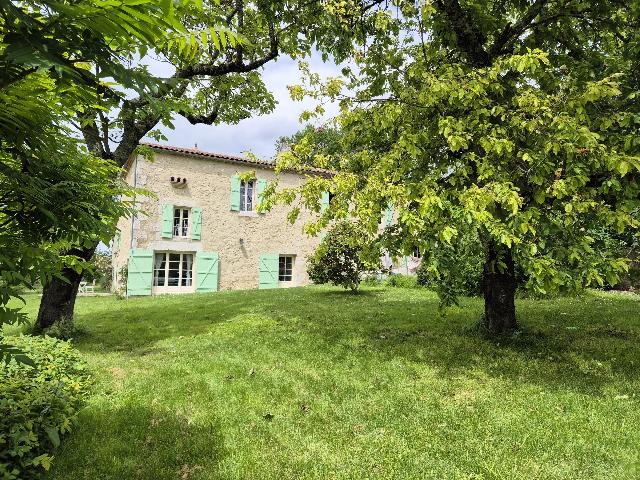 Haus zu verkaufen in BUZET-SUR-BAÏSE 47160 Lot-et-Garonne Frankreich. Elegantes Haus mit Pool und Gästehaus. Luxus, Ruhe und Vergnügen: Das ist die Essenz dieses außergewöhnlichen Anwesens, das nur 15 km von Nérac entfernt liegt. Am Ende eines kleinen Pfades, in ei...