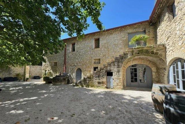 Agrarisch bedrijf te koop in AVIGNON 84000 Vaucluse Provence Alpes Côte d'Azur France: Prachtig landgoed dichtbij Avignon. Gelegen in het prachtige Gard-landschap, maar toch dichtbij Avignon, is dit landgoed een oase van rust. Het landgoed beslaat meer dan 37 hectare landbouwgrond, voor...