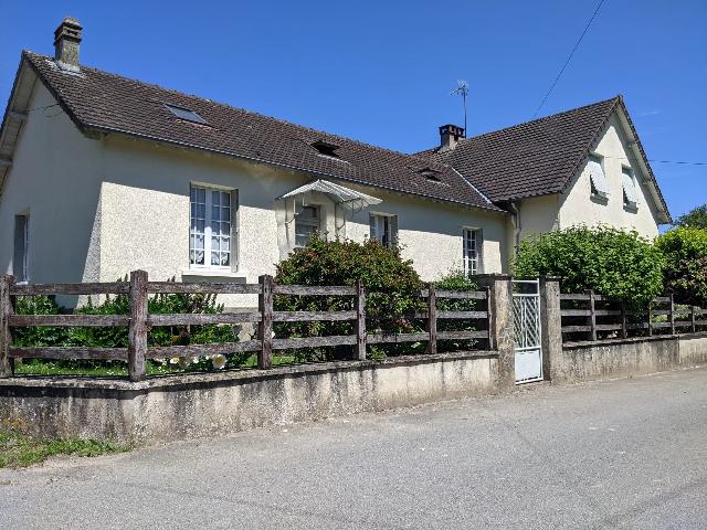 House&nbsp;for sale&nbsp;LA CHÂTRE-LANGLIN 36170 Indre Centre France: Delightful large property situated in the heart of the Indre. This outstanding property offers so many possibilities.<br />
Originally two houses, this very beautifully presented light and spacious house, ...