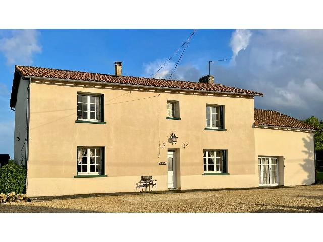 House&nbsp;for sale&nbsp;CHÂTEAU-GARNIER 86350 Vienne Poitou-Charentes France: Country house with 4 bedrooms, with beautifull view. Come and discover this remote property close to Chateau-Garnier, 86.<br />
<br />
With nearly an acre of land, currently set up to be ultra dog friendly, and...