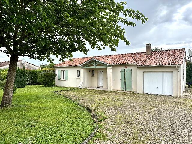 Haus&nbsp;zu verkaufen in&nbsp;SAINT-ROMAIN 16210 Charente Frankreich. Zeitgenössischer Bungalow mit gepflegtem Garten. Das Haus liegt in einem hübschen Dorf mit Laden und verfügt über eine Eingangshalle, ein Wohnzimmer, ein Esszimmer, eine Küche, 3 Schlafzimmer, ei...