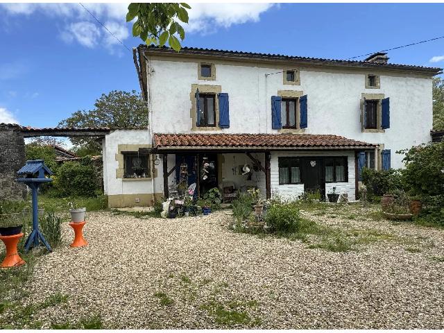Haus zu verkaufen in FONTENILLE 16230 Charente Frankreich. Schönes Haus mit 3 Schlafzimmern und Gästeanbau, in der Nähe der Flussstadt Mansle. Dieses geräumige Anwesen befindet sich in einem Dorf in der Nähe der charmanten Flussstadt Mansle, die über al...
