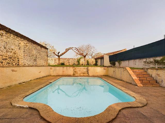 Huis te koop in&nbsp;BARBASTE 47230 Lot-et-Garonne Aquitaine Frankrijk: Mooi herenhuis, 10 minuten van Nerac. Ontdek dit prachtige herenhuis gelegen in een dorp in Lot-et-Garonne, op slechts 10 minuten van het charmante stadje Nérac. Ideaal gelegen dichtbij voorzieningen...