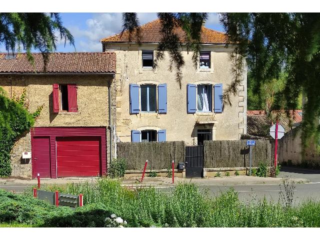 Huis te koop in&nbsp;SAINT-CHRISTOPHE-SUR-ROC 79220 Deux-Sèvres Poitou-Charentes Frankrijk: Prachtig herenhuis. Een prachtige gemoderniseerde dorpswoning met 5 slaapkamers en zonnige binnentuinen.<br />
<br />
Een stenen dorpshuis verdeeld over drie verdiepingen. Betreed het pand via een afgesloten, z...