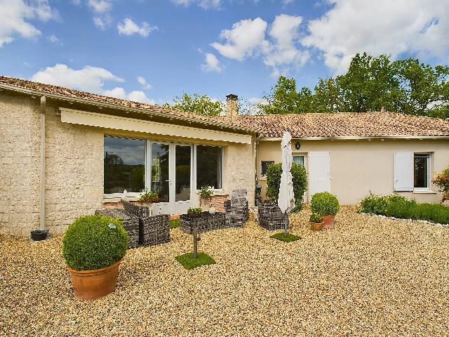 Huis te koop in&nbsp;BERGERAC 24100 Dordogne Aquitaine Frankrijk: Uitzonderlijk luxe pand met één verdieping en prestigieuze golfclub voor de deur. Een opmerkelijk ontworpen gelijkvloers huis gebouwd in 2001 met royale kamers en een open indeling in de hoofdwoonru...