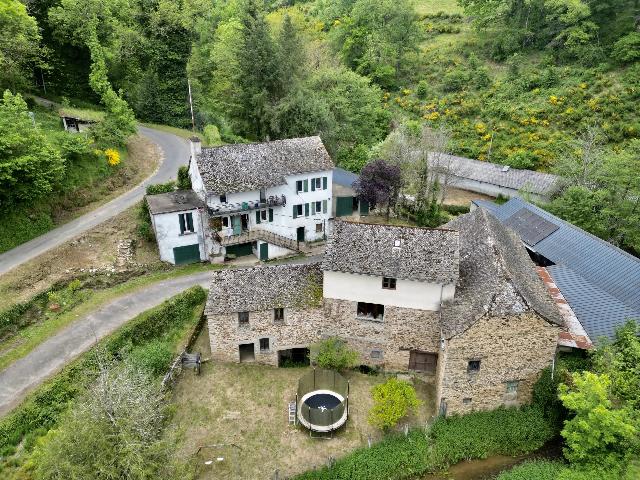 Haus&nbsp;zu verkaufen in&nbsp;RIEUPEYROUX 12240 Aveyron Frankreich. Alte Wassermühle mit Wasserfall. EXKLUSIV BEI BEAUX VILLAGES! Entdecken Sie den Charme und die Eleganz dieses malerischen Anwesens und seiner Umgebung, ursprünglich eine alte Wassermühle. Mit über...