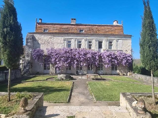 Maison &agrave; vendre &agrave;&nbsp;SAINTE-FOY-LA-GRANDE 33220 Gironde Aquitaine France: Manoir avec gîte et piscine. Ce manoir est composé d’anciennes parties d’un Château démantelé en 1717, il a été construit courant du XIV et XVème siècle, bien qu’il aurait des origines ...