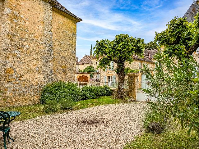 Haus zu verkaufen in CAZALS 46250 Lot Frankreich. Dorfhaus mit einem Grundstück von 233 qm. Anordnung: 5 Räume, 3 Schlafzimmer, 1 Badezimmer und eine Wohnfläche von 125 qm. Heizung auf Elektrizität....