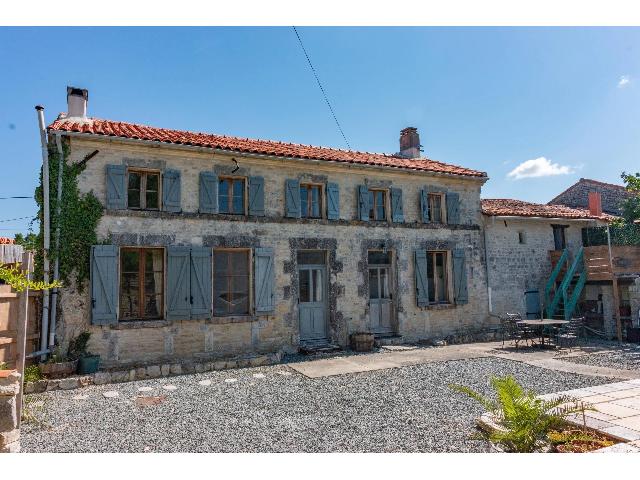 Haus&nbsp;zu verkaufen in&nbsp;AIGRE 16140 Charente Frankreich. Haus mit einem Grundstück von 873 qm und einem Schwimmbad. Anordnung: 8 Räume, 4 Schlafzimmer, 3 Badezimmer und eine Wohnfläche von 194 qm. Heizung auf Elektrizität....