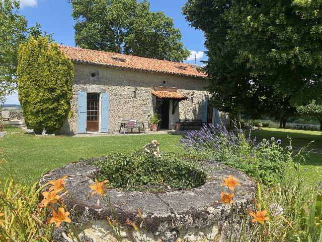 Maison à vendre à AUBETERRE-SUR-DRONNE 16390 Charente Poitou-Charentes France: Maison de 4 chambres et piscine sans voisin proche. Superbement présentée et récemment rénovée, cette maison en pierre indépendante de 4 chambres et 3 salles de bains a conservé son charme et s...
