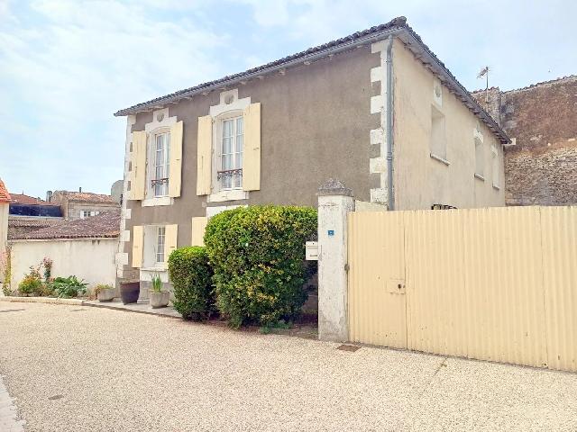 Huis te koop in&nbsp;SAINT-FORT-SUR-GIRONDE 17240 Charente-Maritime Poitou-Charentes Frankrijk: Dorpswoning met een terrein van 274 m2. Indeling: 8 vertrekken, 4 slaapkamers, 2 badkamers en een woonoppervlakte van 141 m2....