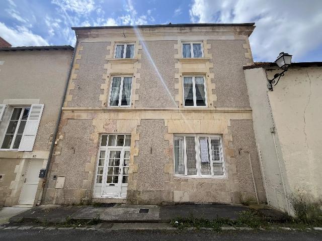 Haus&nbsp;zu verkaufen in&nbsp;SAINT-SAVIN 86310 Vienne Frankreich. Haus mit einem Grundstück von 124 qm. Anordnung: 10 Räume, 6 Schlafzimmer, 2 Badezimmer und eine Wohnfläche von 191 qm....