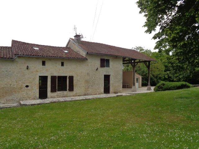 Huis te koop in&nbsp;MONTJEAN 16240 Charente Poitou-Charentes Frankrijk: Huis met 4 slaapkamers en zwembad in een rustige bosrijke omgeving. Dit huis met 4 slaapkamers ligt in een prachtige bostuin met een in de grond gelegen zwembad van 11 x 5 meter. Het pand heeft veel k...
