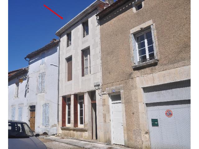 Maison à vendre à MONTBRON 16220 Charente Poitou-Charentes France: Maison de ville de trois chambres. Au centre ville de Montbron maison mitoyenne de 136 m² avec petit jardin et garage donnant sur deux rues.<br />
Elle se compose en rez de chaussée d'un séjour, cuisine...