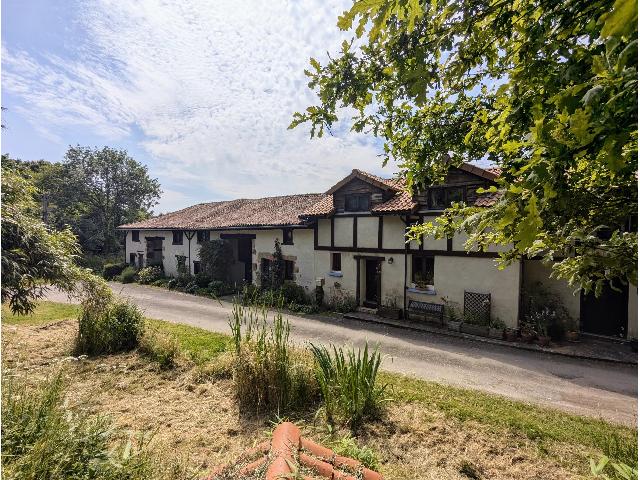 Ferienhaus/Pension zu verkaufen in PRESSIGNAC 16150 Charente Frankreich. Perfekt gelegene Sammlung von Ferienhäusern mit großem Pool in ländlicher Umgebung. Dieses außergewöhnliche Anwesen liegt am Ende einer Sackgasse und doch nur einen kurzen Fußweg von einem beleb...