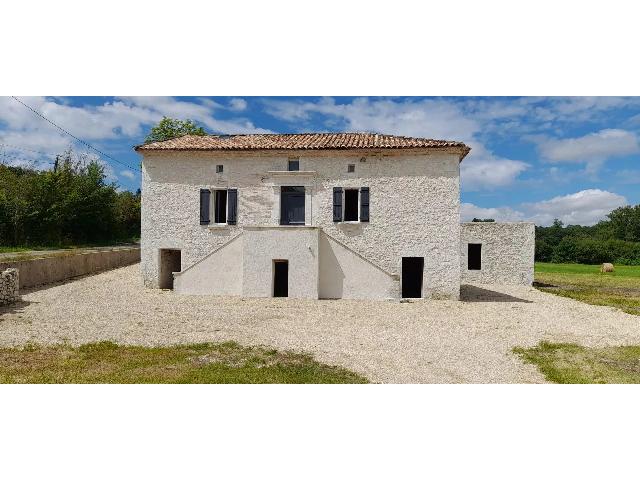 Haus zu verkaufen in ROQUECOR 82150 Tarn-et-Garonne Frankreich. Haus mit einem Grundstück von 4900 qm und einem Schwimmbad. Anordnung: 5 Räume, 3 Schlafzimmer, 2 Badezimmer und eine Wohnfläche von 157 qm....