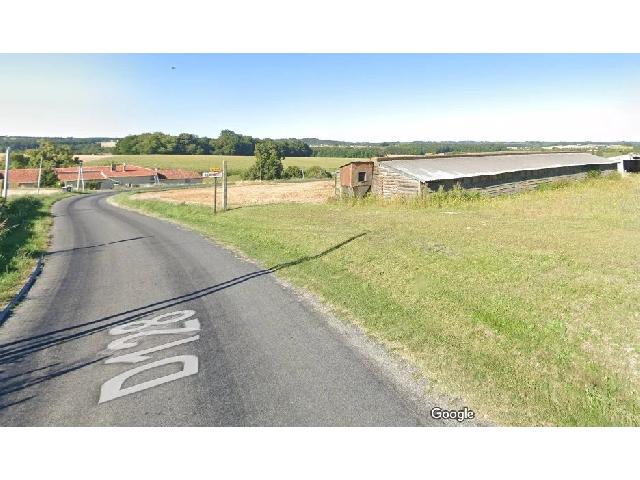 Bouwterrein te koop in&nbsp;BERNEUIL 16480 Charente Poitou-Charentes Frankrijk: Bouwgrond in Berneuil. 872 m² bouwkavel met prachtig uitzicht over het landschap. Netwerken op de erfgrens. Niet onderhouden.<br />
<br />
Prijs inclusief makelaarskosten: 20.000 €<br />
Prijs exclusief makelaars...