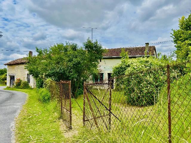Huis te koop in&nbsp;CHALAIS 16210 Charente Poitou-Charentes Frankrijk: Renovatieproject in prachtige omgeving. EXCLUSIEF BIJ BEAUX VILLAGES! Dit charmante Charentaise huis is gelegen in een rustig gehucht op slechts enkele minuten van alle voorzieningen en de treinlijn n...