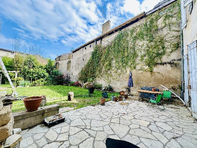 House&nbsp;for sale&nbsp;MARMANDE 47200 Lot-et-Garonne Aquitaine France: Beautiful 5-bedroom stone building with garden. This beautifully renovated 5 bedroom house built in 1822 benefits from a fantastic location, within walking distance of all amenities. <br />
<br />
The property ...