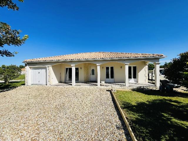 Haus zu verkaufen in BARBEZIEUX-SAINT-HILAIRE 16300 Charente Frankreich. Haus mit einem Grundstück von 965 qm. Anordnung: 5 Räume, 3 Schlafzimmer, 1 Badezimmer und eine Wohnfläche von 117 qm. Heizung auf Elektrizität....