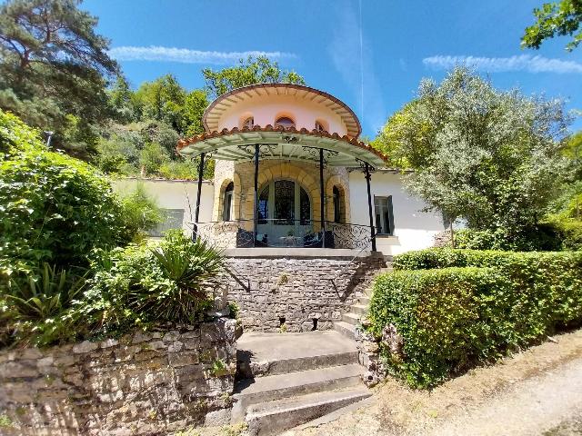 Huis te koop in&nbsp;SAINT-ANTONIN-NOBLE-VAL 82140 Tarn-et-Garonne Midi-Pyrénées Frankrijk: Art deco huis met 3 slaapkamers en een prachtig uitzicht. Dit huis is perfect gelegen met een prachtig uitzicht over de kalkstenen kloof en de toegang tot de rivier. Slechts 10 minuten lopen naar het ...