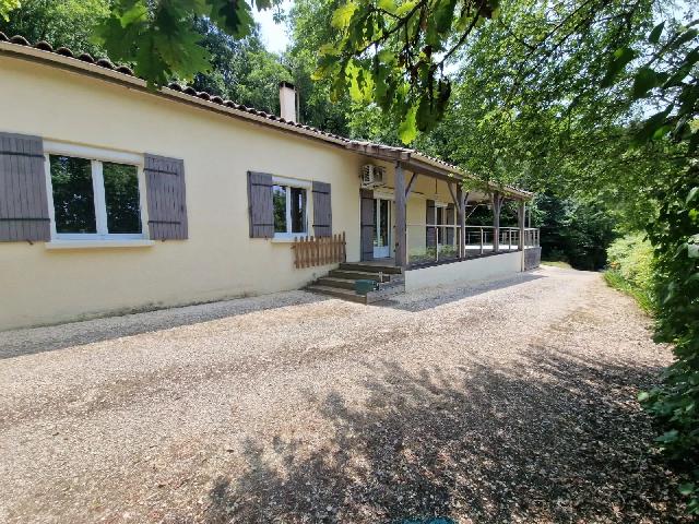 House for sale CUZORN 47500 Lot-et-Garonne Aquitaine France: Modern Open-Plan House with Stunning Views. Discover this attractive modern open-plan house set on over 2000m² of land, offering breathtaking views from the terrace down to the village. Perfect for f...
